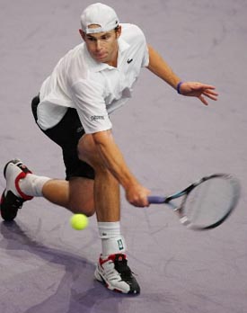 Roddick avoids ouster, advances